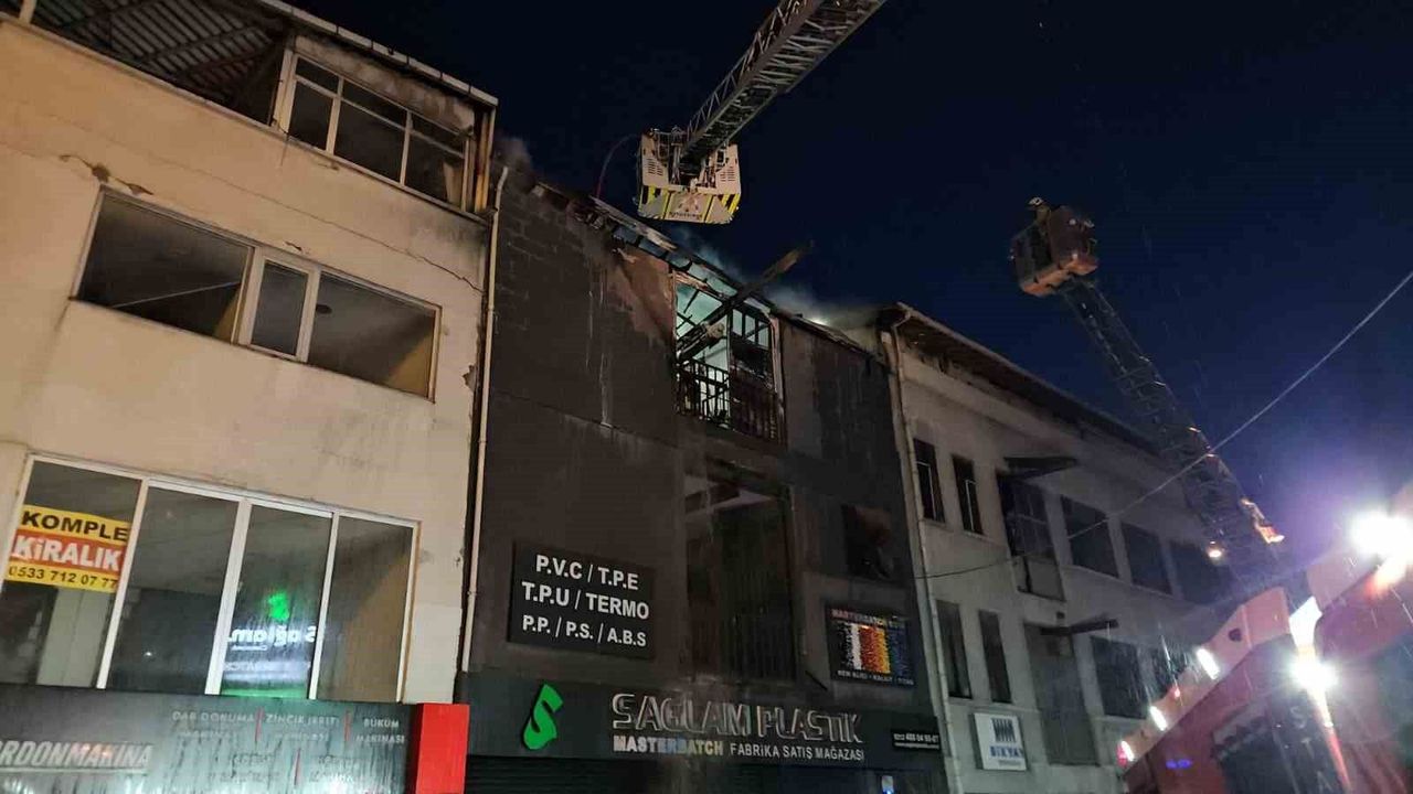 Bayrampaşa'da Bir İşyeri Alevlere Teslim Oldu