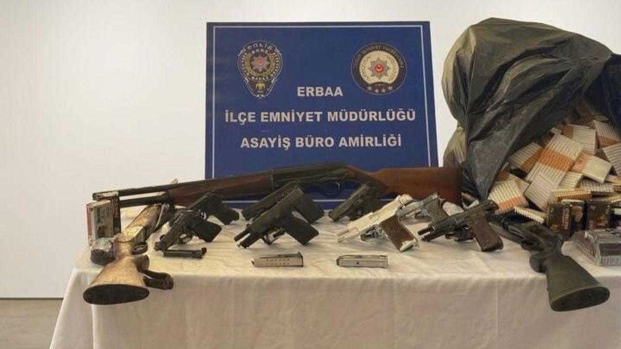 Çok sayıda silah ve kaçak makaron ele geçirildi