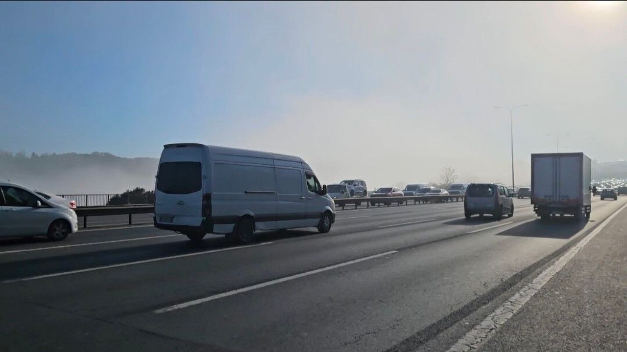 Sis Alarmı; Gemi Trafiği Durdu, Vapurlar Bağlandı