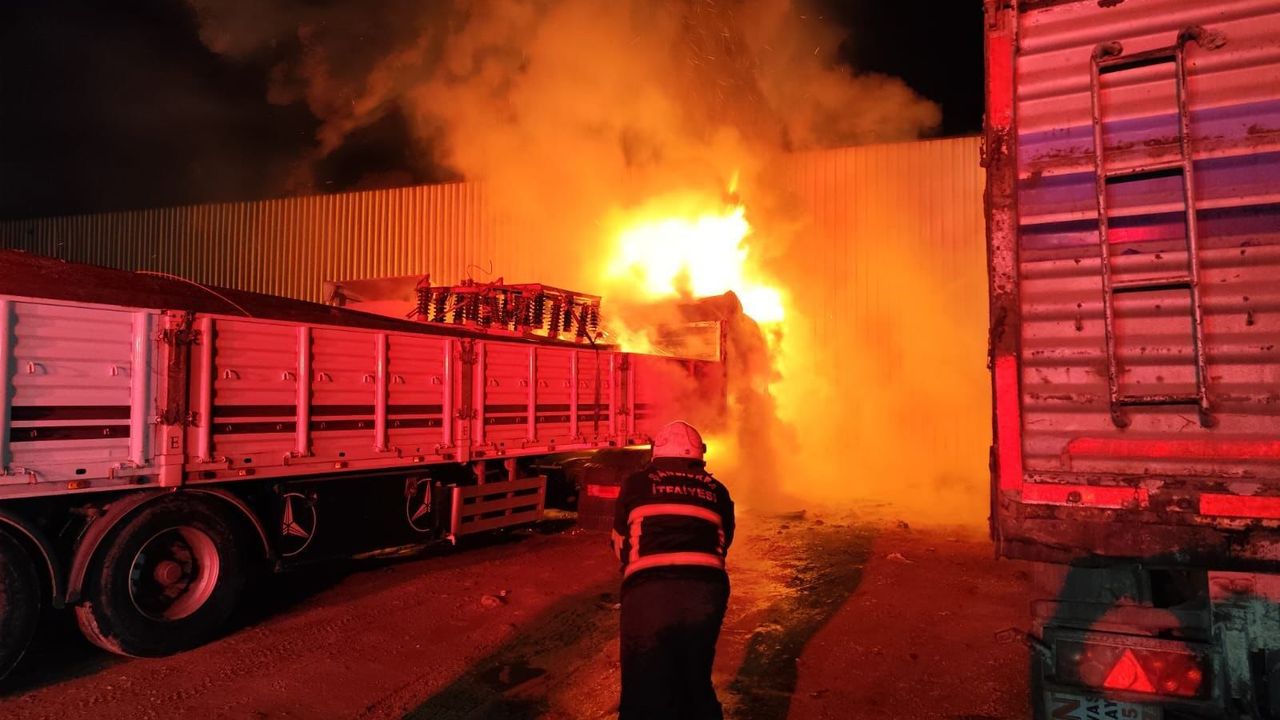 Şanlıurfa'da Tır Garajı Yangını 3 Araç Hasar Gördü
