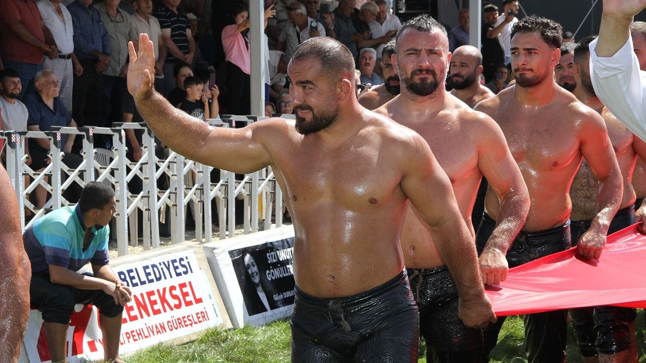 Feyzullah Aktürk Kula’da Başpehlivan Oldu