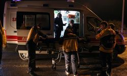 Devrilen otomobildeki 3 kişi yaralandı