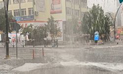 Dolu yağışı hayatı durma noktasına getirdi, sürücüler zor anlar yaşadı