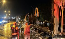 Kocaeli'nin Dilovası ilçesinde, Tır yangını nedeniyle otoyolun Ankara yönünde ulaşım aksadı
