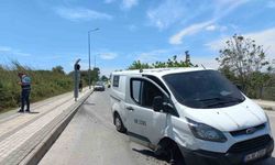 Lastiği patladı, park halindeki otomobile çarparak durabildi