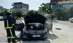 Park halindeki otomobilde çıkan yangın söndürüldü