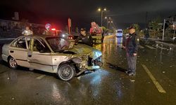 Servis minibüsü ile otomobilin çarpışması sonucu 11 kişi yaralandı