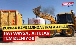 Kurban Bayramında etrafa atılan hayvansal atıklar temizleniyor