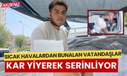 Adana'da yaşayan vatandaşlar kar yiyerek serinliyor