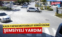 Kaza yapan motosiklet sürücüsüne şemsiyeli yardım