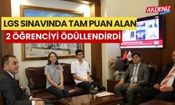 LGS sınavında tam puan alan 2 öğrenciyi ödüllendirdi