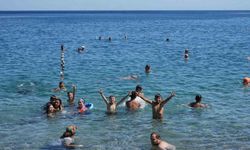 Termometreler 48 dereceyi gösterdi, Antalya denize döküldü
