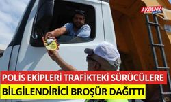 Polis ekiplerinden trafikteki sürücülere bilgilendirici broşür