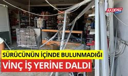 Sürücünün içinde bulunmadığı vinç iş yerine daldı