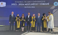 Akademik yılı ön lisans ve lisans mezuniyet töreninde öğrenciler diplomalarını aldı