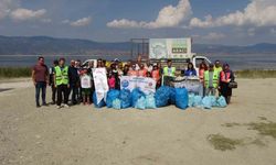 Çevre temizliğine dikkat çekmek için, Burdur Gölü etrafında çöp topladılar