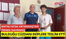 Antalya'da vatandaştan örnek davranış, bulduğu cüzdanı ekiplere teslim etti