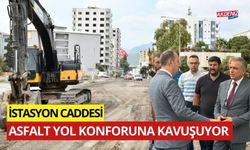 OSMANİYE'DE İSTASYON CADDESİNDE DEPREMİN İZLERİ SİLİNİYOR