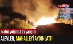 OSMANİYE'DE ÇIKAN EV YANGININDA, ALEVLER MAHALLEYİ AYDINLATTI