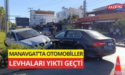 Manavgat'ta çarpışan otomobiller levhaları yıktı geçti