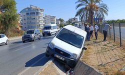 Önündeki araca çarpmamak için kanala düştü