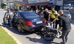 Yol veren aracın altına giren motosiklettekiler yaralandı