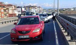 Arızalanan aracını iterken 2 ayrı kazaya sebebiyet verdi