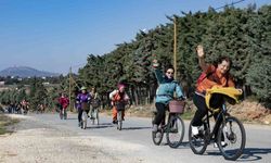 Bisikletli kadınlar pedalları çeviriyoruz etkinliğinde bir araya geldi