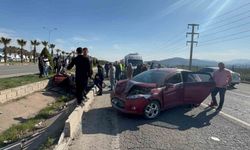 İki otomobil kafa kafaya çarpıştı: 1’i ağır 6 yaralı