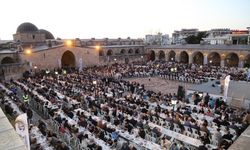 Yüzlerce kişi tarihi külliyedeki iftarda bir araya geldi