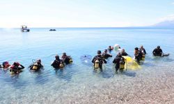 Dalgıçlar Konyaaltı Sahili’nden 80 kilogram atık çıkardı
