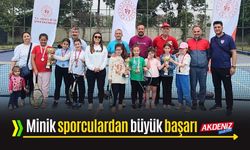 Minik kızlar tenis kortunda kozlarını paylaştı