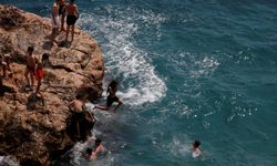 Antalya'da Tatil ve Sıcak Hava Birleşince Konyaaltı Sahili Doldu Taştı