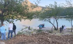 Afganistan Uyruklu Genç Serinlemek İçin Girdiği Gölde Gözden Kayboldu