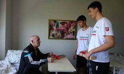 Genç Basketbolculardan Yaşlılara Anlamlı Ziyaret