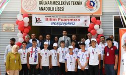Gülnar’da Öğrencilerden Bilim Şöleni: TÜBİTAK 4006 Fuarı Açıldı