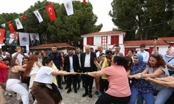 Kepez’de Anneler Günü Renkli Görüntülerle Kutlandı: Başkan Kocagöz Anneleri Yalnız Bırakmadı