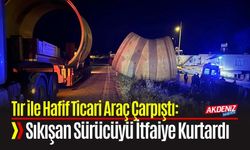 Mersin'de Trafik Kazası: Tırın Yükü Yola Saçıldı