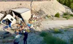 Antalya’da Yoldan Çıkan Kamyon Boş Alana Yuvarlandı