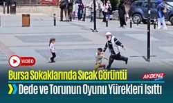 Bursa Sokaklarında Dede ve Torunun Oyunu Yürekleri Isıttı