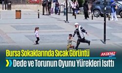 Bursa Sokaklarında Dede ve Torunun Oyunu Yürekleri Isıttı