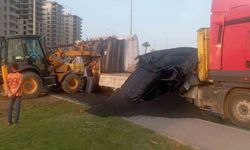 Tarsus’ta Tır Kazası: Plastik Hammaddesi Yola Savruldu