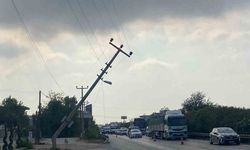 Antalya’da Karpuz Yüklü Tır Direğe Çarptı