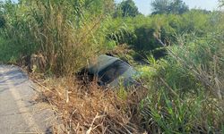Antalya'da şarampole devrilen otomobildeki  anne ve kızı yaralandı