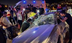 Hatay'da refüje çarpan otomobildeki 4 kişi yaralandı