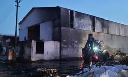 Motosiklette başlayan yangın, işletmeye sıçradı