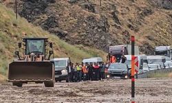 Toprak Kayması Ulaşımı Felç Etti: Araçlar Yolda Mahsur Kaldı