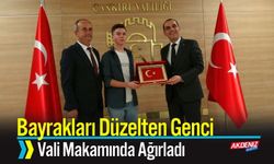 Vali Bayrakları Düzeltirken Görüntülenen Genci Ağırladı