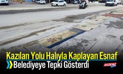 Kazılan Yolu Halıyla Kaplayan Esnaf Belediyeye Tepki Gösterdi