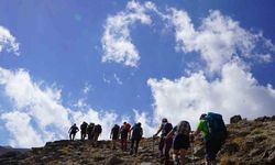 Hakkari'de 34 Dağcıdan 3 Bin 500 Rakımlı Sat Gölleri'ne Zirve Yürüyüşü
